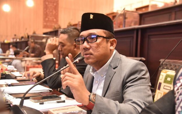 FOTO: Ketua Komisi I DPRD Kabupaten Sumenep Darul Hasyim Fath, saat memimpin fit and proper test terhadap 11 calon komisioner Komisi Informasi (KI) Kabupaten Sumenep, di gedung DPRD Sumenep, Rabu (13/8/2025).