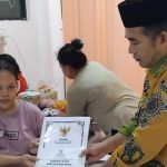 FOTO: Ketua Baznas Sumenep, Ahmad Rahman, saat menyerahkan tali asih kepada Sri Rafika (24), warga Desa Alas Malang, Kecamatan Pulau Ra’as, yang sedang berjuang melahirkan anak pertamanya di RSUD dr. Moh. Anwar Sumenep.