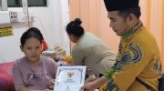 FOTO: Ketua Baznas Sumenep, Ahmad Rahman, saat menyerahkan tali asih kepada Sri Rafika (24), warga Desa Alas Malang, Kecamatan Pulau Ra’as, yang sedang berjuang melahirkan anak pertamanya di RSUD dr. Moh. Anwar Sumenep.