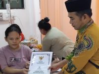 FOTO: Ketua Baznas Sumenep, Ahmad Rahman, saat menyerahkan tali asih kepada Sri Rafika (24), warga Desa Alas Malang, Kecamatan Pulau Ra’as, yang sedang berjuang melahirkan anak pertamanya di RSUD dr. Moh. Anwar Sumenep.