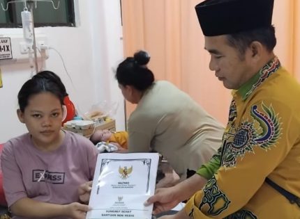FOTO: Ketua Baznas Sumenep, Ahmad Rahman, saat menyerahkan tali asih kepada Sri Rafika (24), warga Desa Alas Malang, Kecamatan Pulau Ra’as, yang sedang berjuang melahirkan anak pertamanya di RSUD dr. Moh. Anwar Sumenep.