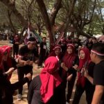 FOTO: Kegiatan perlombaan seru yang menguji kreativitas dan kekompakan tim Puskesmas Bluto dalam acara “Akalembang” (Akompol sambi alomba neng Lombang) pada Minggu, 10 Agustus 2025 di Pantai Lombang. (Ist/wartazone.com)