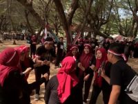 FOTO: Kegiatan perlombaan seru yang menguji kreativitas dan kekompakan tim Puskesmas Bluto dalam acara “Akalembang” (Akompol sambi alomba neng Lombang) pada Minggu, 10 Agustus 2025 di Pantai Lombang. (Ist/wartazone.com)