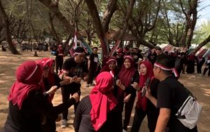 Puskesmas Bluto Semarakkan HUT RI ke-80 dengan Lomba Inovatif hingga “Akalembang” di Pantai Lombang