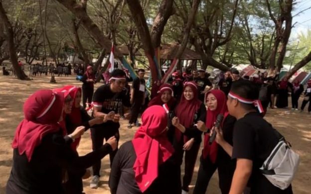 FOTO: Kegiatan perlombaan seru yang menguji kreativitas dan kekompakan tim Puskesmas Bluto dalam acara “Akalembang” (Akompol sambi alomba neng Lombang) pada Minggu, 10 Agustus 2025 di Pantai Lombang. (Ist/wartazone.com)