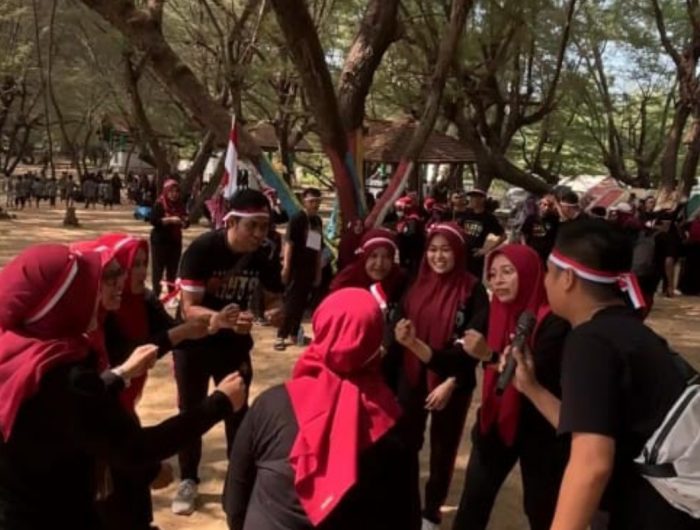 FOTO: Kegiatan perlombaan seru yang menguji kreativitas dan kekompakan tim Puskesmas Bluto dalam acara “Akalembang” (Akompol sambi alomba neng Lombang) pada Minggu, 10 Agustus 2025 di Pantai Lombang. (Ist/wartazone.com)