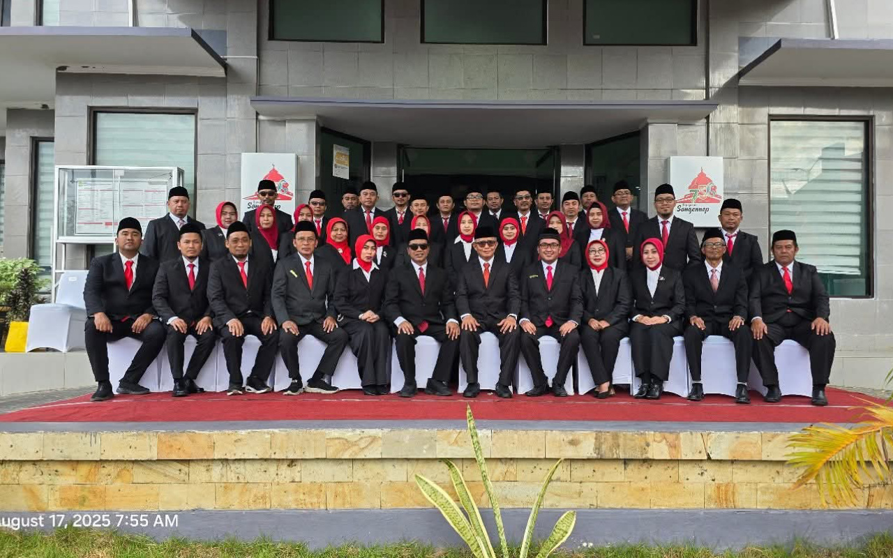 FOTO: Direktur Utama BPRS Bhakti Sumekar, Hairil Fajar, saat momentum peringatan Hari Ulang Tahun ke-80 Kemerdekaan Republik Indonesia, di lingkungan kantor pusat PT. Bank Perekonomian Rakyat Syariah (BPRS) Bhakti Sumekar Perseroda. (Ist/wartazone.com)