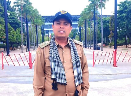 FOTO: Kepala Desa Sapeken, Kecamatan Sapeken, Kabupaten Sumenep, Joni Junaidi. (Ist/wartazone.com)