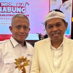 FOTO: Direktur Utama BPRS Bhakti Sumekar Perseroda, Hairil Fajar, bersama Gubernur Jawa Barat Dedi Mulyadi, usai meraih KEJAR Awards 2025 sebagai Bank Implementasi KEJAR Terbaik Sub Kategori BPR/S Wilayah Tengah, di Jakarta. Jumat (22/8/2025).