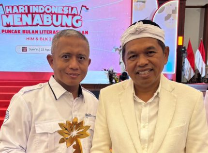 FOTO: Direktur Utama BPRS Bhakti Sumekar Perseroda, Hairil Fajar, bersama Gubernur Jawa Barat Dedi Mulyadi, usai meraih KEJAR Awards 2025 sebagai Bank Implementasi KEJAR Terbaik Sub Kategori BPR/S Wilayah Tengah, di Jakarta. Jumat (22/8/2025).
