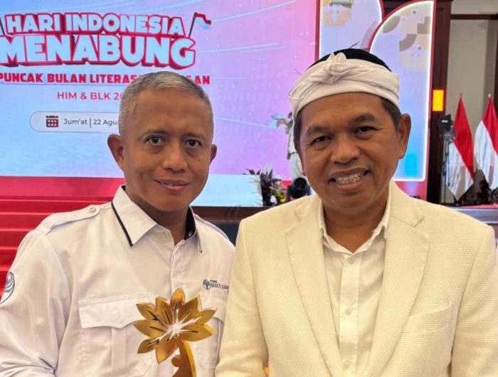 FOTO: Direktur Utama BPRS Bhakti Sumekar Perseroda, Hairil Fajar, bersama Gubernur Jawa Barat Dedi Mulyadi, usai meraih KEJAR Awards 2025 sebagai Bank Implementasi KEJAR Terbaik Sub Kategori BPR/S Wilayah Tengah, di Jakarta. Jumat (22/8/2025).