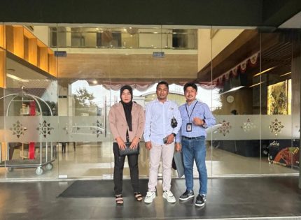 FOTO: Nadianto (tengah) dan Muhammad Vawaid, Penasehat hukum pelapor Nur Azizah, saat di Polresta Serang Kota. (Ist/wartazone.com)