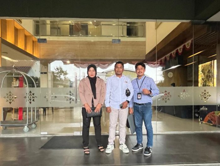 FOTO: Nadianto (tengah) dan Muhammad Vawaid, Penasehat hukum pelapor Nur Azizah, saat di Polresta Serang Kota. (Ist/wartazone.com)