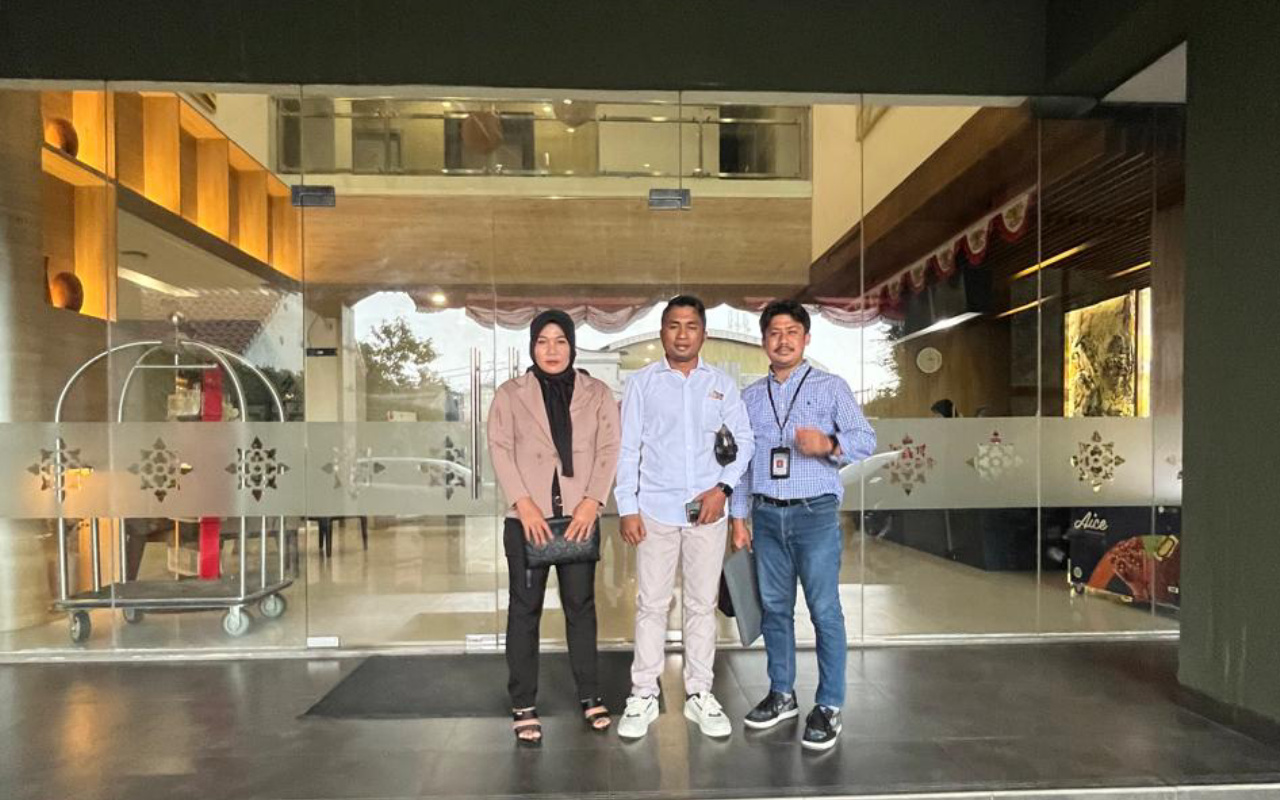 FOTO: Nadianto (tengah) dan Muhammad Vawaid, Penasehat hukum pelapor Nur Azizah, saat di Polresta Serang Kota. (Ist/wartazone.com)