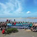 FOTO: Perkumpulan alumni beasiswa KOICA Scholarship Alumni (KOSA), melibatkan kelompok masyarakat Reng Paseser, Arudam Farm, SMP Binar Sumenep, SMK Nasyirul Ulum Bluto, serta warga Desa Aengbaja Kenek, saat menggelar penanaman mangrove di Sumenep pada Sabtu (30/8/2025).