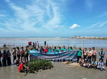 FOTO: Perkumpulan alumni beasiswa KOICA Scholarship Alumni (KOSA), melibatkan kelompok masyarakat Reng Paseser, Arudam Farm, SMP Binar Sumenep, SMK Nasyirul Ulum Bluto, serta warga Desa Aengbaja Kenek, saat menggelar penanaman mangrove di Sumenep pada Sabtu (30/8/2025).