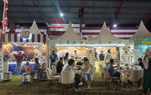 FOTO: Stan Arina Cafe & Resto serta Arinna Hidayah Bakery, saat mewarnai Madura Culture Festival 2025, yang digelar di Kabupaten Sumenep. (Ist/wartazone.com)