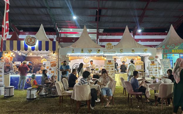 FOTO: Stan Arina Cafe & Resto serta Arinna Hidayah Bakery, saat mewarnai Madura Culture Festival 2025, yang digelar di Kabupaten Sumenep. (Ist/wartazone.com)