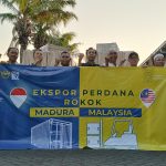 FOTO: Owner PT Empat Sekawan Mulia (ESM) H. Suhaydi, mendampingi tim Bea Cukai Madura usai proses pengecekan ekspor brand King Djava click blueberry, ke Malaysia. Kamis, 4/9/2025. (Panji Agira for wartazone.com)