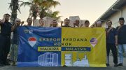 FOTO: Owner PT Empat Sekawan Mulia (ESM) H. Suhaydi, mendampingi tim Bea Cukai Madura usai proses pengecekan ekspor brand King Djava click blueberry, ke Malaysia. Kamis, 4/9/2025. (Panji Agira for wartazone.com)