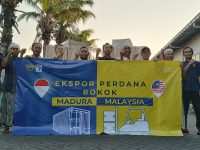 FOTO: Owner PT Empat Sekawan Mulia (ESM) H. Suhaydi, mendampingi tim Bea Cukai Madura usai proses pengecekan ekspor brand King Djava click blueberry, ke Malaysia. Kamis, 4/9/2025. (Panji Agira for wartazone.com)