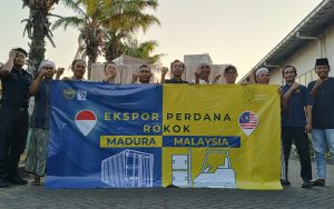 FOTO: Owner PT Empat Sekawan Mulia (ESM) H. Suhaydi, mendampingi tim Bea Cukai Madura usai proses pengecekan ekspor brand King Djava click blueberry, ke Malaysia. Kamis, 4/9/2025. (Panji Agira for wartazone.com)