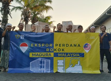 FOTO: Owner PT Empat Sekawan Mulia (ESM) H. Suhaydi, mendampingi tim Bea Cukai Madura usai proses pengecekan ekspor brand King Djava click blueberry, ke Malaysia. Kamis, 4/9/2025. (Panji Agira for wartazone.com)