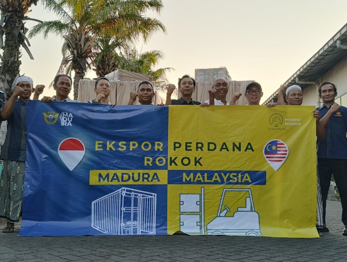 FOTO: Owner PT Empat Sekawan Mulia (ESM) H. Suhaydi, mendampingi tim Bea Cukai Madura usai proses pengecekan ekspor brand King Djava click blueberry, ke Malaysia. Kamis, 4/9/2025. (Panji Agira for wartazone.com)