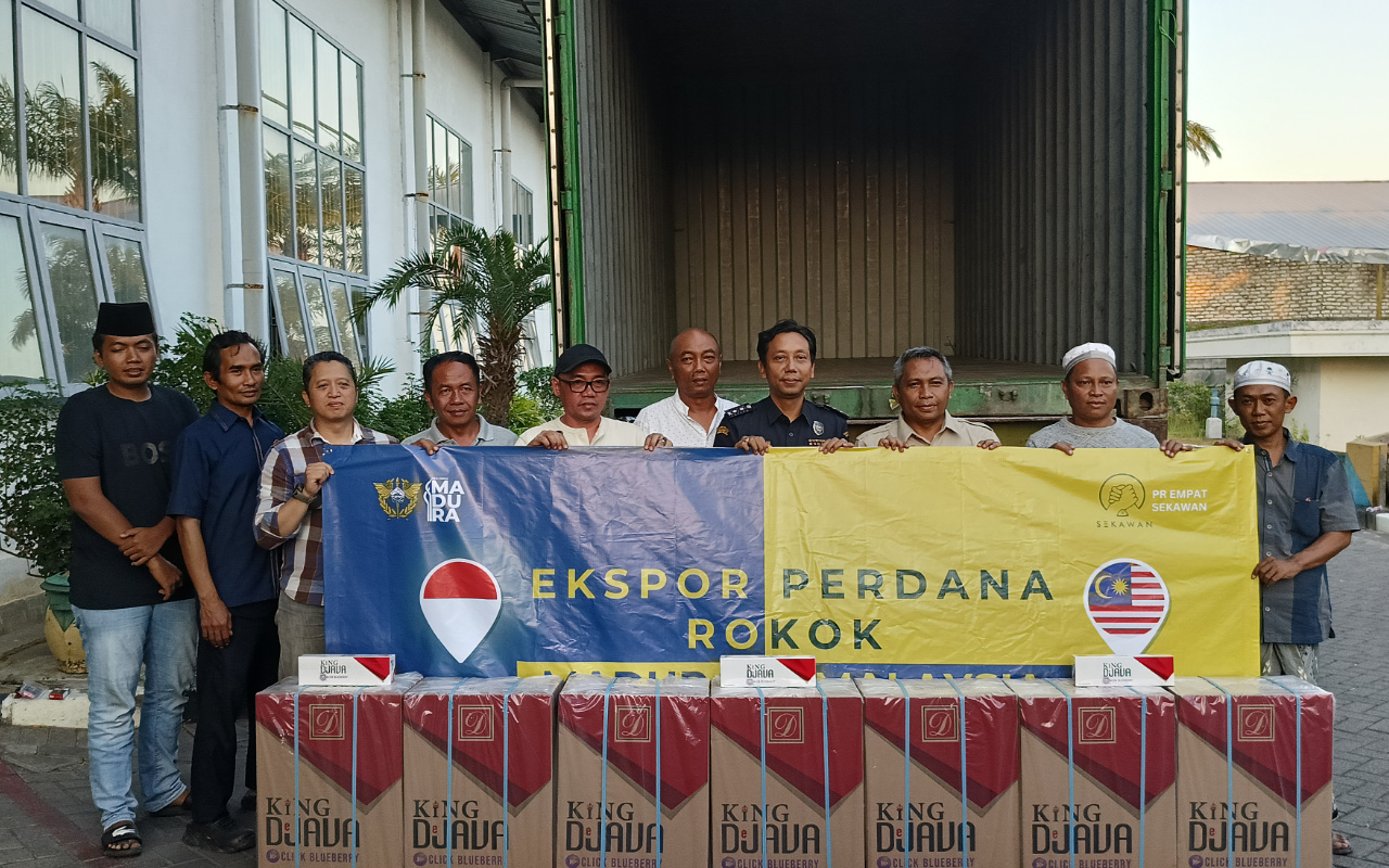 FOTO: Owner PT Empat Sekawan Mulia (ESM) H. Suhaydi, mendampingi tim Bea Cukai Madura usai proses pengecekan ekspor brand King Djava click blueberry, ke Malaysia. Kamis, 9/7/2025. (Panji Agira for wartazone.com)