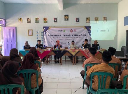 FOTO: JMSI Sumenep bekerja sama dengan BPRS Bhakti Sumekar Perseroda menggelar seminar literasi keuangan di Yayasan Ponpes Al-Ittihad, Desa Lembung Timur, Kecamatan Lenteng, Kabupaten Sumenep, Sabtu (13/9/2025).