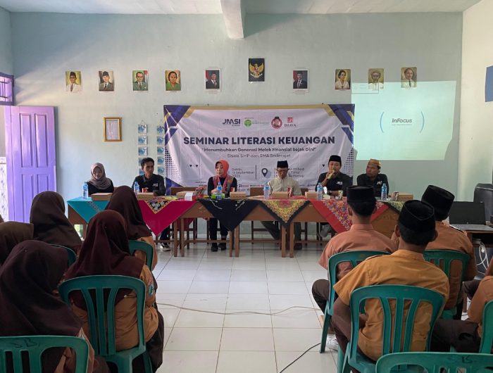 FOTO: JMSI Sumenep bekerja sama dengan BPRS Bhakti Sumekar Perseroda menggelar seminar literasi keuangan di Yayasan Ponpes Al-Ittihad, Desa Lembung Timur, Kecamatan Lenteng, Kabupaten Sumenep, Sabtu (13/9/2025).