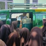 FOTO: Sejumlah siswa SMP–SMA sederajat antre membuat buku tabungan Simpel usai mengikuti Seminar Literasi Keuangan yang digelar JMSI Kabupaten Sumenep bekerjasama dengan BPRS Bhakti Sumekar Perseroda, di Yayasan Ponpes Al-Ittihad, Desa Lembung Timur, Kecamatan Lenteng, Sabtu (13/9/2025).