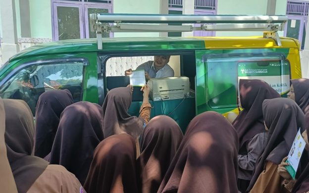 FOTO: Sejumlah siswa SMP–SMA sederajat antre membuat buku tabungan Simpel usai mengikuti Seminar Literasi Keuangan yang digelar JMSI Kabupaten Sumenep bekerjasama dengan BPRS Bhakti Sumekar Perseroda, di Yayasan Ponpes Al-Ittihad, Desa Lembung Timur, Kecamatan Lenteng, Sabtu (13/9/2025).