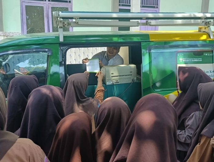 FOTO: Sejumlah siswa SMP–SMA sederajat antre membuat buku tabungan Simpel usai mengikuti Seminar Literasi Keuangan yang digelar JMSI Kabupaten Sumenep bekerjasama dengan BPRS Bhakti Sumekar Perseroda, di Yayasan Ponpes Al-Ittihad, Desa Lembung Timur, Kecamatan Lenteng, Sabtu (13/9/2025).