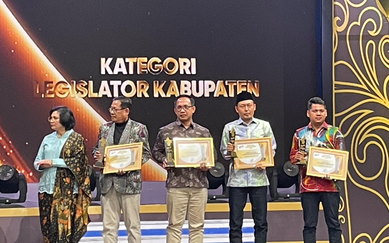 FOTO: Anggota DPRD Sumenep Fraksi PDI Perjuangan, Nia Kurnia Fauzi, meraih penghargaan Legislatif Jatim Awards 2025, sebagai Legislator Kabupaten terbaik se-Jawa Timur. (Ist/wartazone.com)