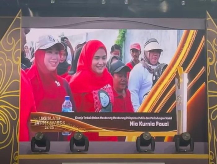 FOTO: Anggota DPRD Sumenep Fraksi PDI Perjuangan, Nia Kurnia Fauzi, meraih penghargaan Legislatif Jatim Awards 2025, sebagai Legislator Kabupaten terbaik se-Jawa Timur. (Ist/wartazone.com)