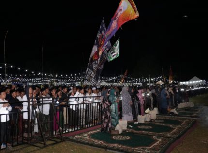 FOTO: Ribuan jamaah memadati Lapangan Duwak Labuh, Desa Daleman, Kecamatan Ganding, Selasa malam (16/9/2025), dalam acara “PT Arinna Makmur Sentosa Bersholawat”.