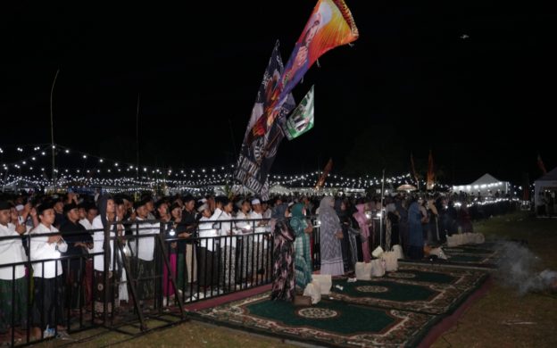 FOTO: Ribuan jamaah memadati Lapangan Duwak Labuh, Desa Daleman, Kecamatan Ganding, Selasa malam (16/9/2025), dalam acara “PT Arinna Makmur Sentosa Bersholawat”.