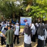 FOTO: Tim World Cleanup Day (WCD) Sumenep bersama berbagai pihak melakukan aksi bersih sampah di Pantai Desa Dapenda, Kecamatan Kota Sumenep, Sabtu (20/9/2025).