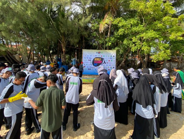 FOTO: Tim World Cleanup Day (WCD) Sumenep bersama berbagai pihak melakukan aksi bersih sampah di Pantai Desa Dapenda, Kecamatan Kota Sumenep, Sabtu (20/9/2025).