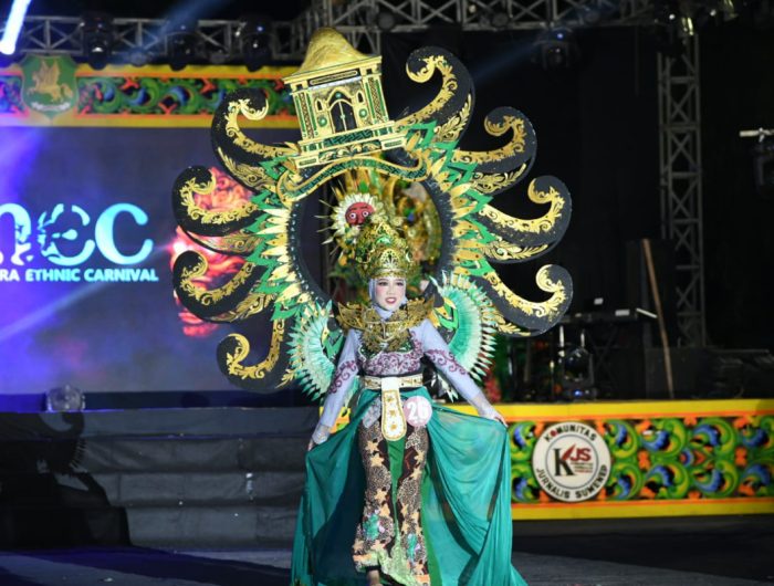 FOTO: Salah satu peserta yang berhasil memukau penonton dalam gelaran Madura Ethnic Carnival (MEC) 2025. Sabtu (20/09/2025) malam.