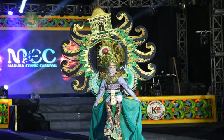 FOTO: Salah satu peserta yang berhasil memukau penonton dalam gelaran Madura Ethnic Carnival (MEC) 2025. Sabtu (20/09/2025) malam.