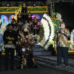 FOTO: Deputi Bidang Pengembangan Strategis Ekonomi Kreatif Kementerian Pariwisata dan Ekonomi Kreatif (Kemenparekraf), Cecep Rukendi, didampingi Bupati Sumenep Achmad Fauzi Wongsojudo, saat foto bersama peserta Madura Ethnic Carnival (MEC) 2025.