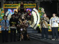 FOTO: Deputi Bidang Pengembangan Strategis Ekonomi Kreatif Kementerian Pariwisata dan Ekonomi Kreatif (Kemenparekraf), Cecep Rukendi, didampingi Bupati Sumenep Achmad Fauzi Wongsojudo, saat foto bersama peserta Madura Ethnic Carnival (MEC) 2025.