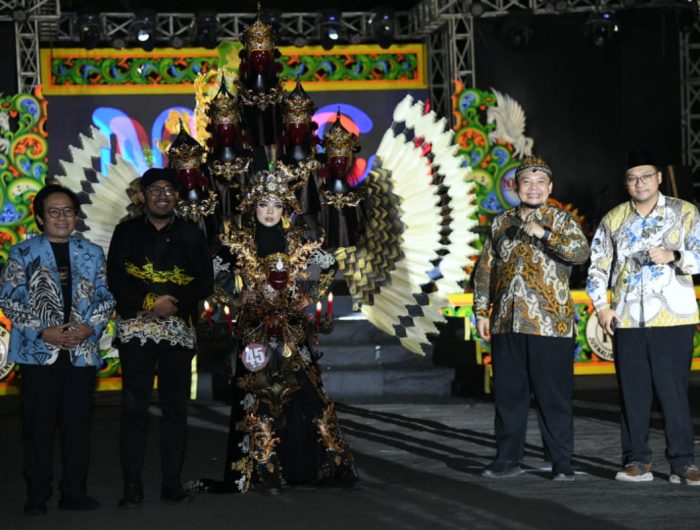 FOTO: Deputi Bidang Pengembangan Strategis Ekonomi Kreatif Kementerian Pariwisata dan Ekonomi Kreatif (Kemenparekraf), Cecep Rukendi, didampingi Bupati Sumenep Achmad Fauzi Wongsojudo, saat foto bersama peserta Madura Ethnic Carnival (MEC) 2025.