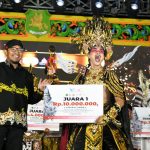 FOTO: Bupati Sumenep, Achmad Fauzi Wongsojudo, saat menyerahkan hadiah kepada juara 1 Festival Madura Ethnic Carnival 2025.