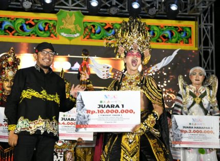 FOTO: Bupati Sumenep, Achmad Fauzi Wongsojudo, saat menyerahkan hadiah kepada juara 1 Festival Madura Ethnic Carnival 2025.