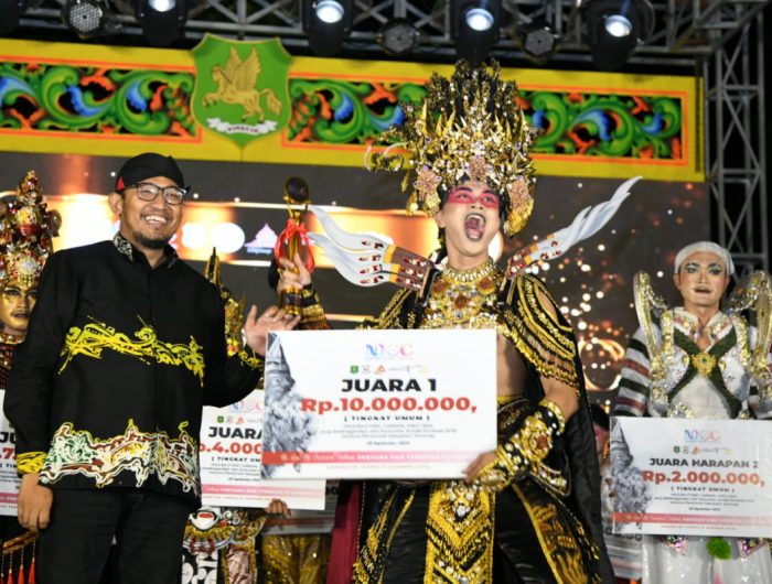 FOTO: Bupati Sumenep, Achmad Fauzi Wongsojudo, saat menyerahkan hadiah kepada juara 1 Festival Madura Ethnic Carnival 2025.