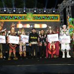 FOTO: Bupati Sumenep, Achmad Fauzi Wongsojudo, didampingi ketua KJS M. Hariri, saat menyerahkan hadiah kepada para pemenang Madura Ethnic Carnival (MEC) 2025.