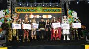 FOTO: Bupati Sumenep, Achmad Fauzi Wongsojudo, didampingi ketua KJS M. Hariri, saat menyerahkan hadiah kepada para pemenang Madura Ethnic Carnival (MEC) 2025.